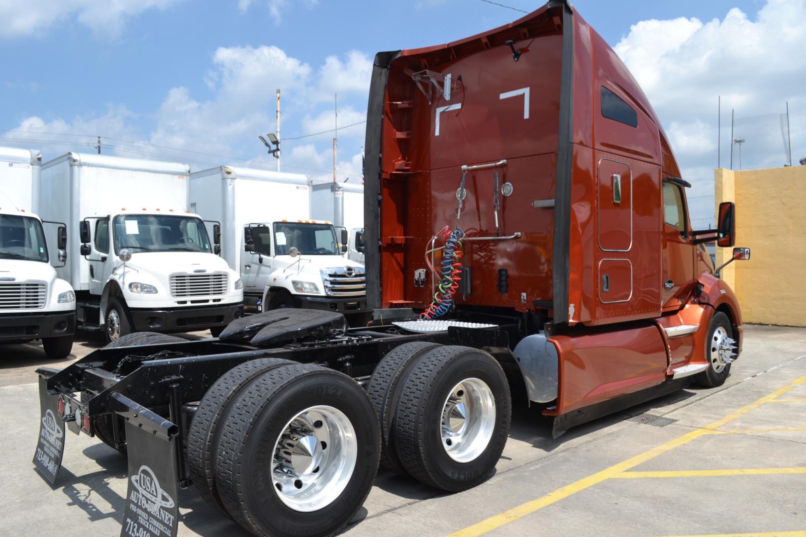 2020 ORANGE /BLACK KENWORTH T680 with an PACCAR MX13 12.9L 455HP engine, PACCAR PO-16F112C 12SPD AUTOMATED transmission, located at 9172 North Fwy, Houston, TX, 77037, (713) 910-6868, 29.887470, -95.411903 - Photo#4